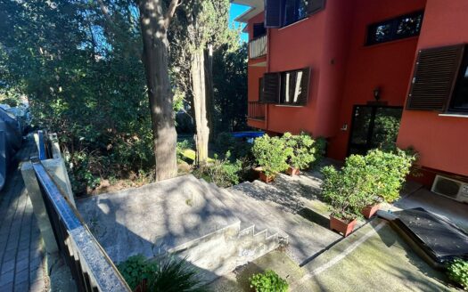 BEBEK KORTEL KORUSUNDA BOĞAZ MANZARALI VE HAVUZLU SATILIK MÜSTAKİL BİNA